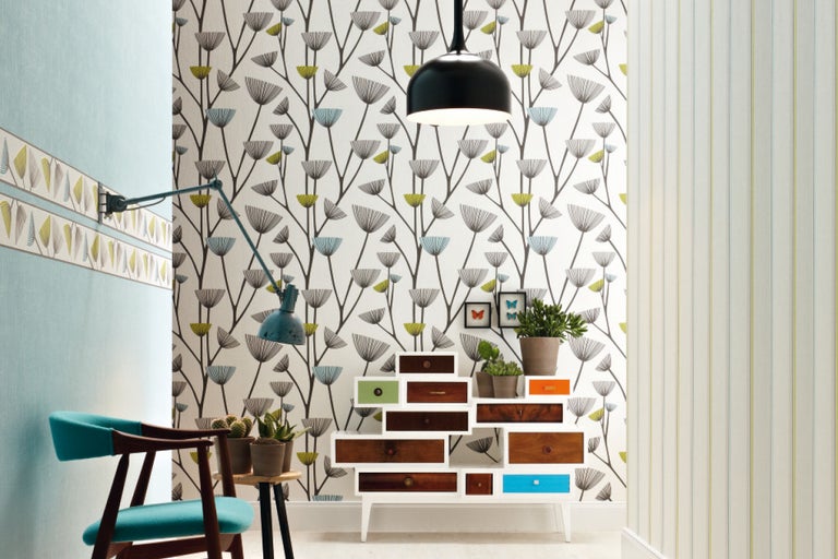 Dekoratives Interieur mit gemusterter Tapete, Sideboard und Stuhl