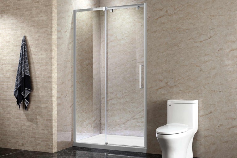 Salle de bains avec cabine de douche avec porte coulissante et toilettes