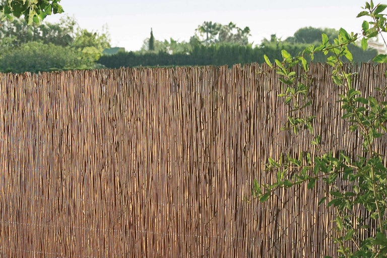 Rohrmatte als Sichtschutz im Garten.