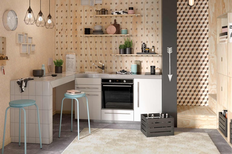 Helle Küche mit Spülbecken, Herd, Hocker und Dekoration