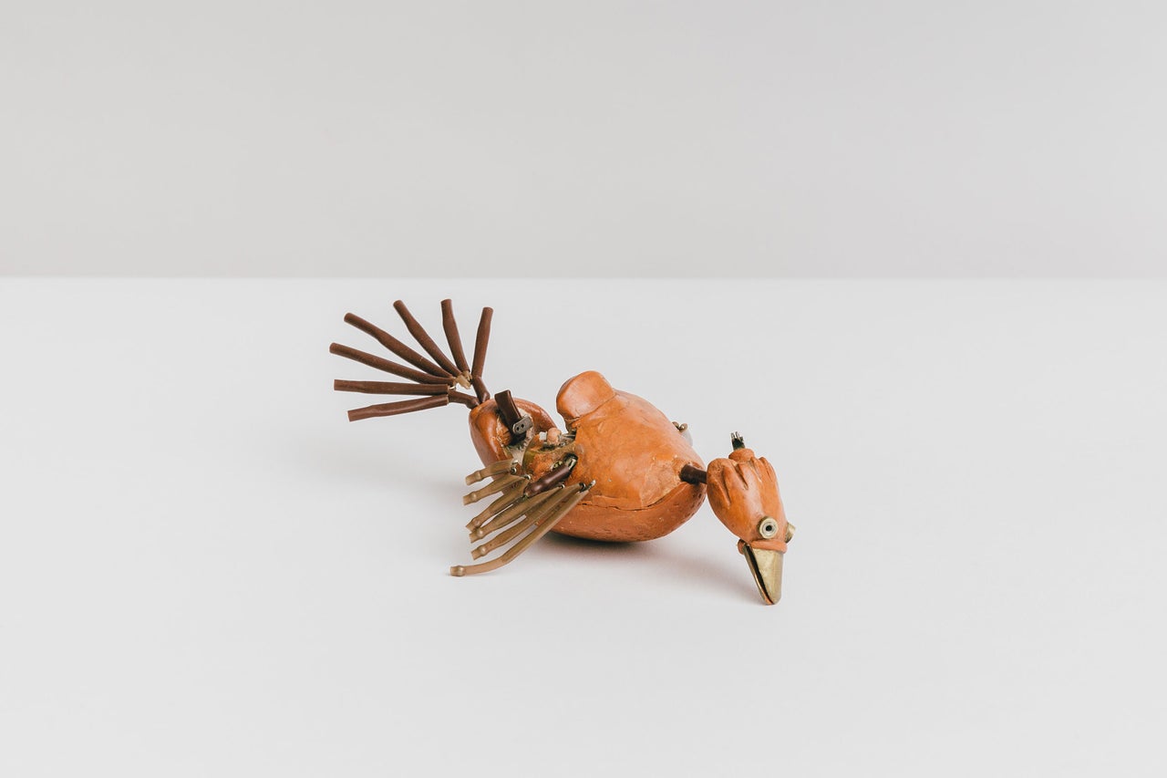 Sculpture décorative d'oiseau en argile et métal