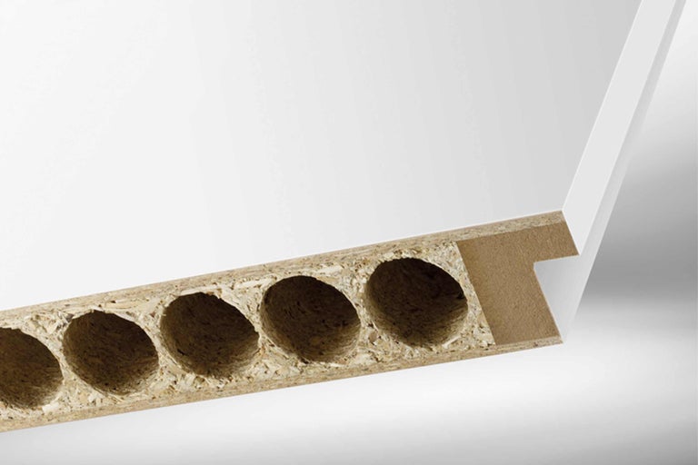 Spanplatte mit Bohrungen und Beschichtung