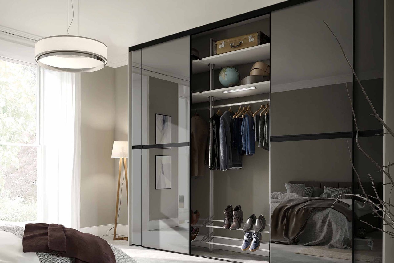 Schlafzimmer mit grossem Kleiderschrank mit Schiebetüren und Innenausstattung