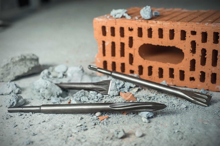 Trois burins avec briques et gravats