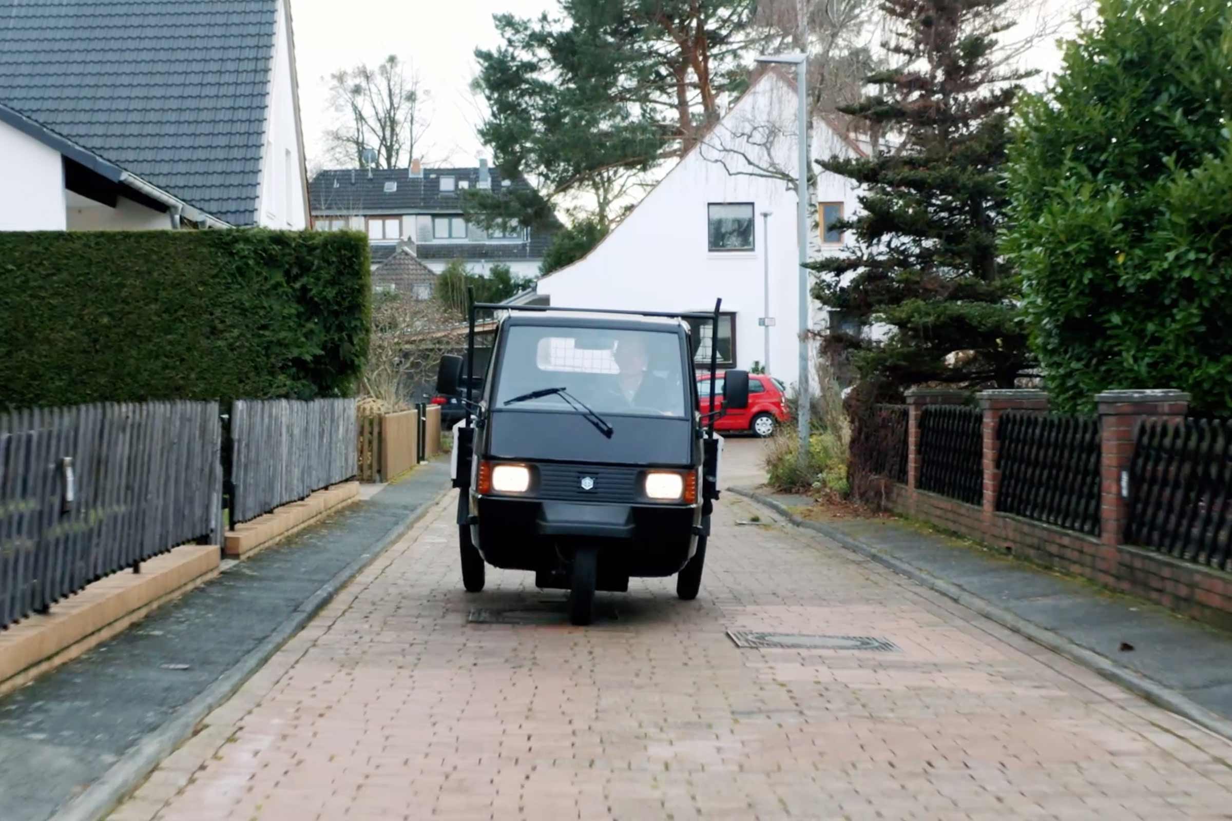 Véhicule utilitaire à trois roues sur une route