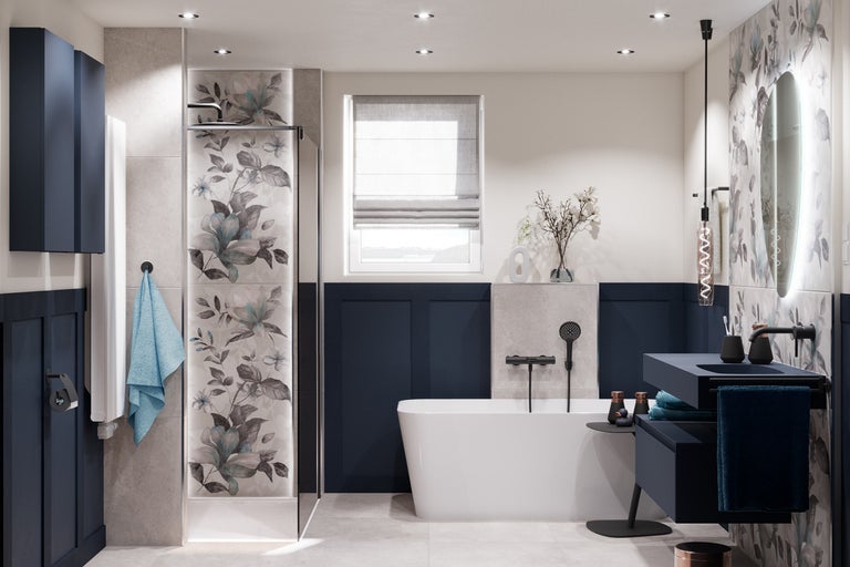 Helles Badezimmer mit Dusche, Badewanne, Waschtisch und floralen Akzenten