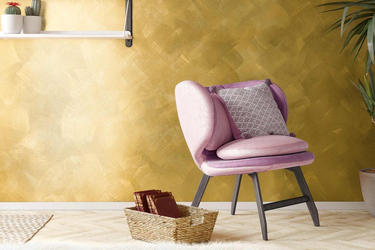 Ambiance d'intérieur décorative avec fauteuil, coussins et décoration murale