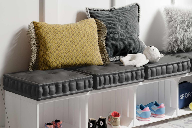 Szene mit Kissen, Sitzkissen und Schuhregal für einen organisierten Eingangsbereich.