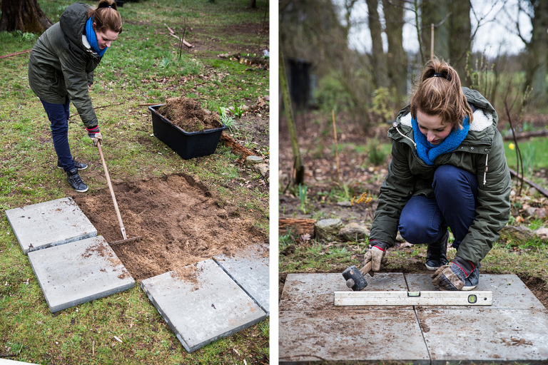 Femme posant des pavés dans le jardin avec râteau, marteau et niveau à bulle