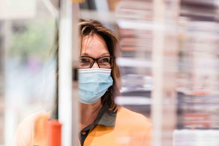 Eine Frau mit Mundschutz im Hornbach Baumarkt.
