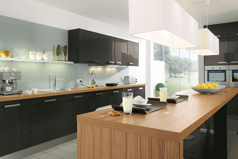 Helle Küche mit Küchenschränken, Kücheninsel und Küchengeräten.