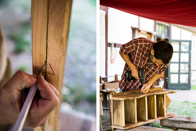 Un homme dessine un marquage sur une planche de bois avec une équerre et un crayon ; un homme visse une construction en bois avec un tournevis sans fil