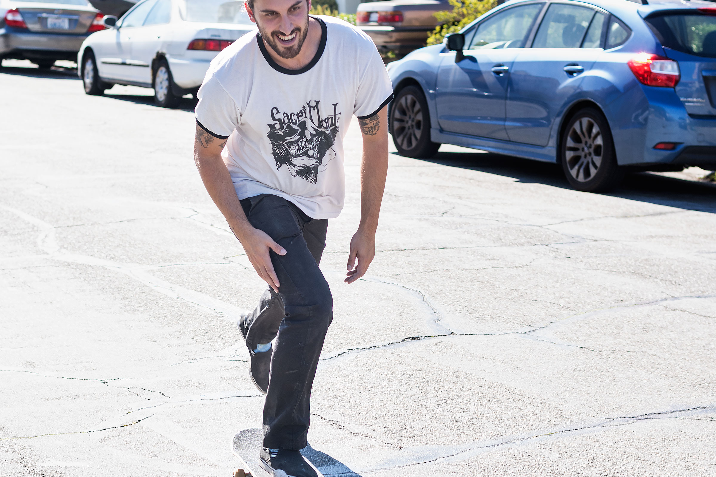 Ein Mann fährt auf einem Skateboard auf einer Straße.