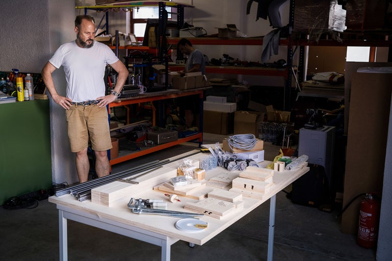 Atelier avec établi, outils et matériel pour un projet de construction