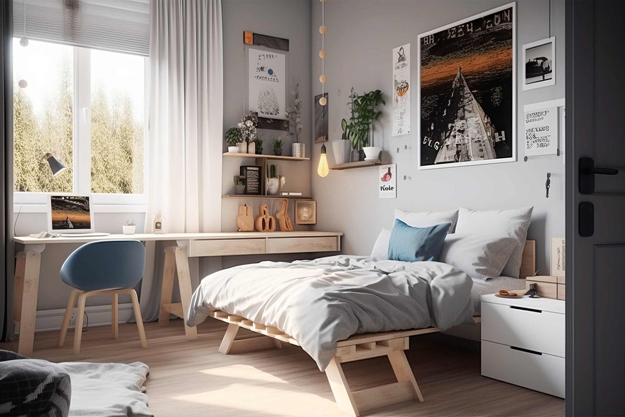 Helles Schlafzimmer mit Bett, Schreibtisch und Dekoration