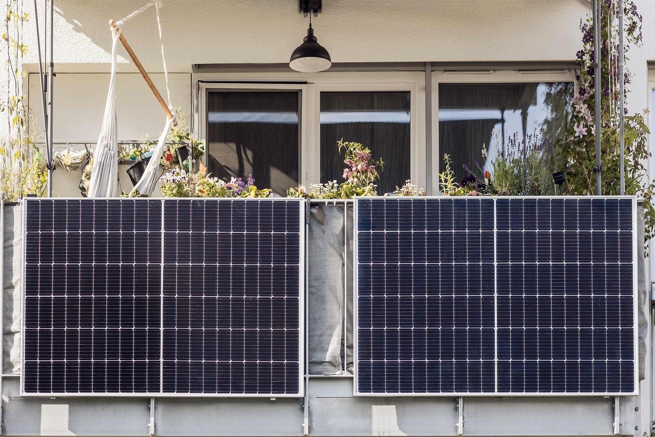 Balcon avec panneaux solaires et jardinières