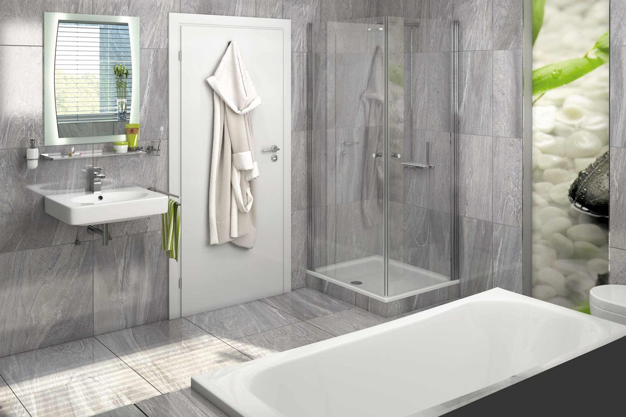 Modernes Badezimmer mit Waschbecken, Dusche und Badewanne