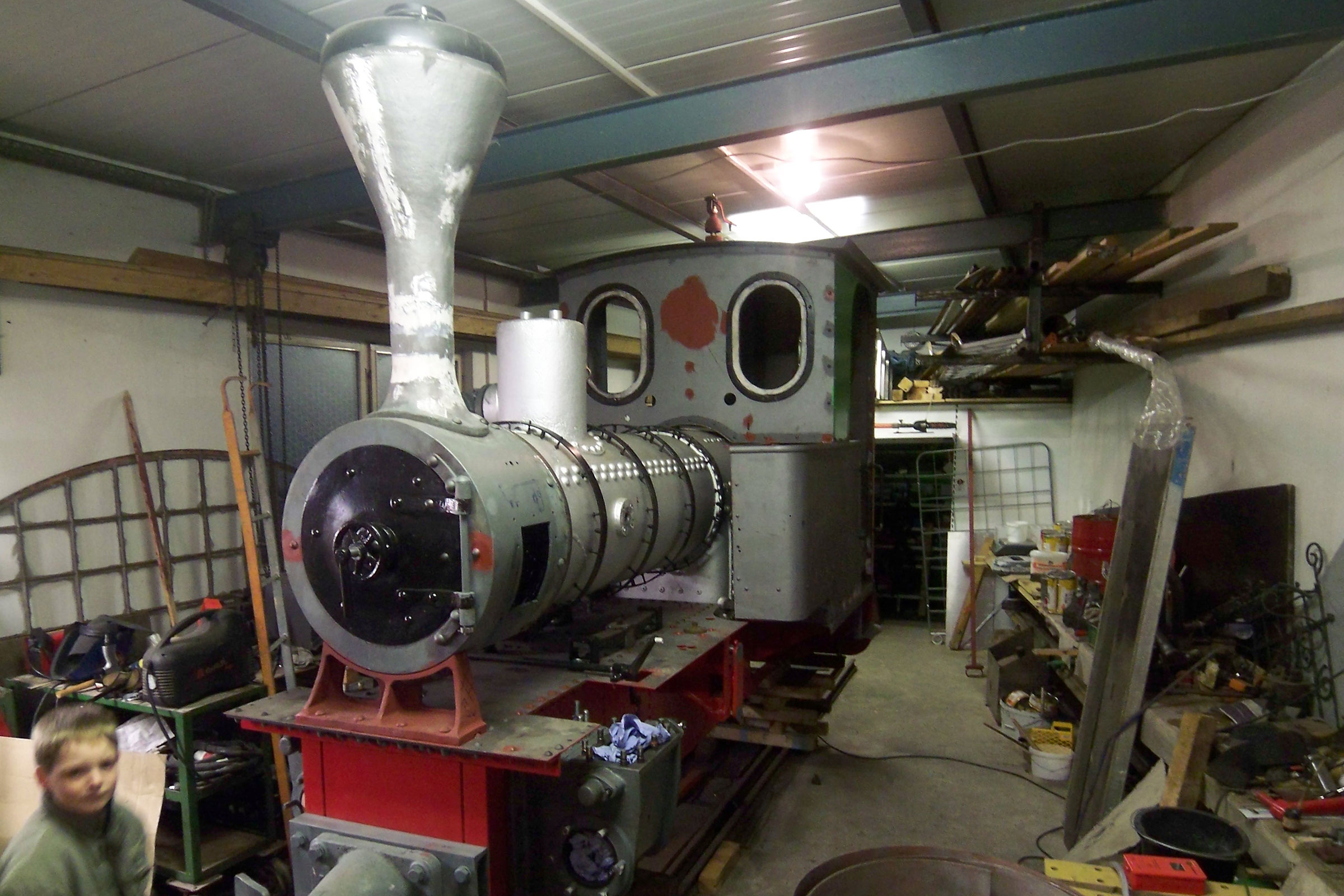 Locomotive à vapeur incomplète dans un atelier