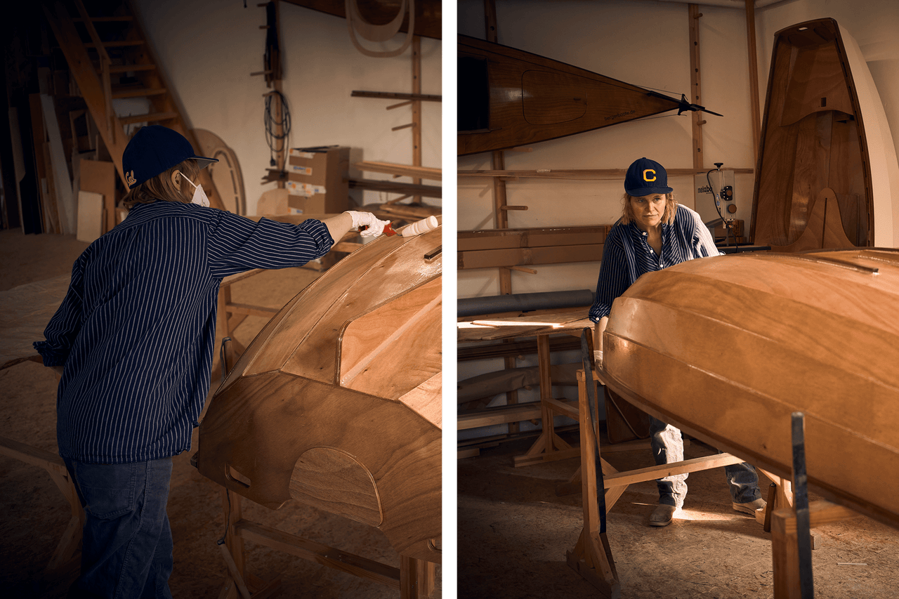 Deux personnes travaillent sur des bateaux en bois dans un atelier.