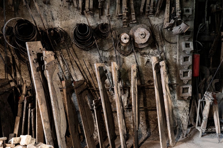 Atelier avec de vieux outils et équipements sur le mur