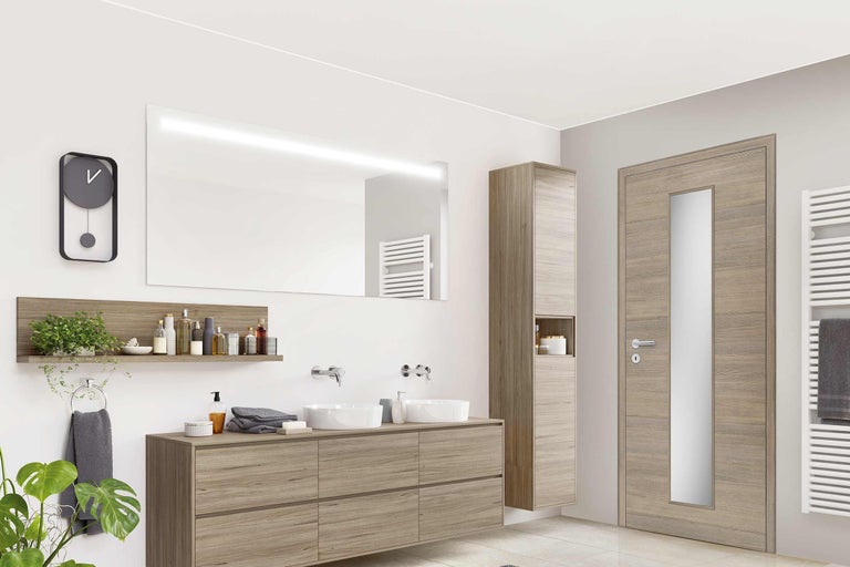 Badezimmer mit Waschtisch, Spiegel, Regal und Schrank in hellem Holzdekor