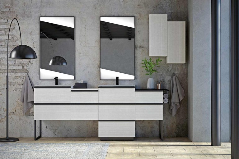 Modernes Badezimmer mit Doppelwaschtisch, Spiegeln und Beleuchtung