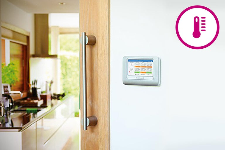 Raum mit Thermostat zur Temperaturregelung und Temperaturanzeige