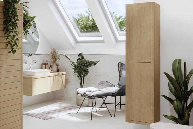 Salle de bain moderne avec lavabo, miroir, armoire haute et fenêtre de toit.