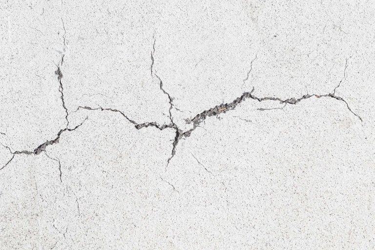 Gros plan d'un mur en béton fissuré