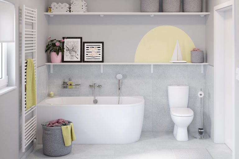 Salle de bains moderne lumineuse avec baignoire blanche, WC à poser, sèche-serviettes sur carrelage gris et deux étagères murales décorées.