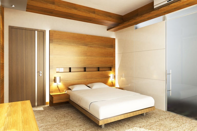 Schlafzimmer mit Doppelbett, Nachttischen und Holzakzenten