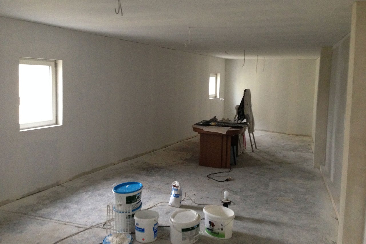 Pièce claire avec des seaux de peinture et du matériel de rénovation
