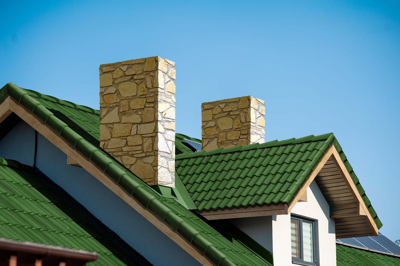Toit de maison avec tuiles et cheminées