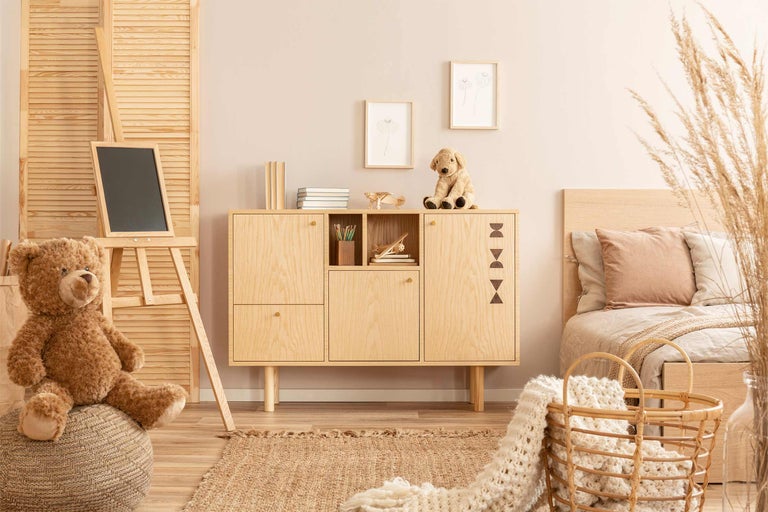 Chambre d'enfant avec commode en bois, chevalet et décorations
