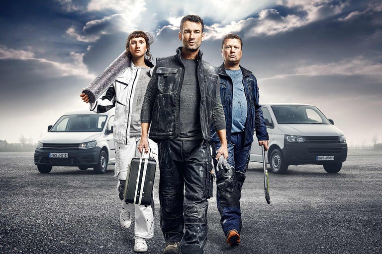 Trois artisans avec outils et camionnettes