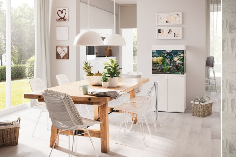 Heller Wohnraum mit Esstisch, Stühlen, Aquarium und Dekoration