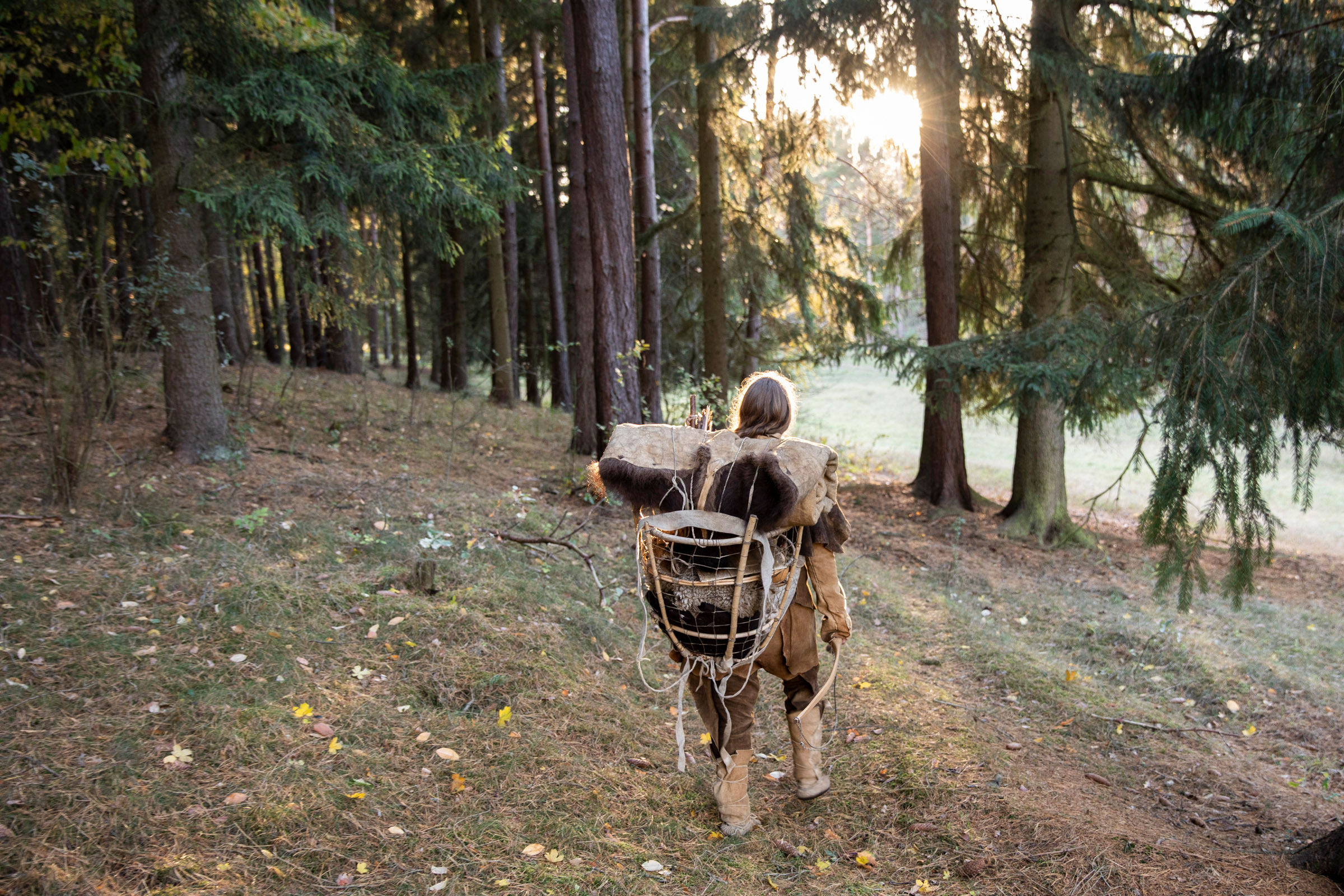 Person mit Transportgestell im Wald