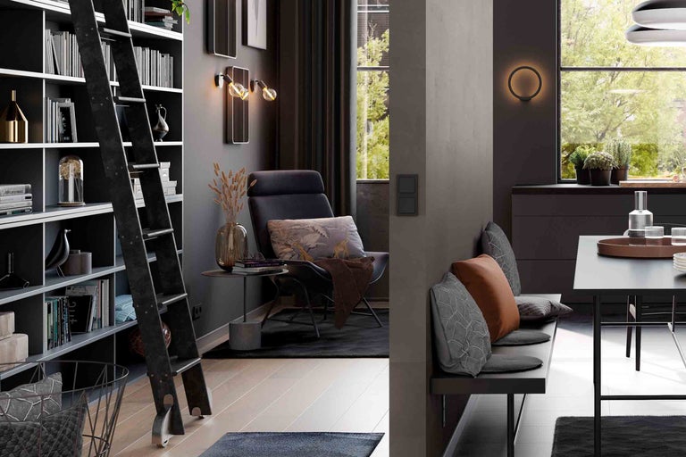 Wohnraum mit Bücherregal, Leiter, Sessel, Tisch und Sitzbank für ein gemütliches Ambiente