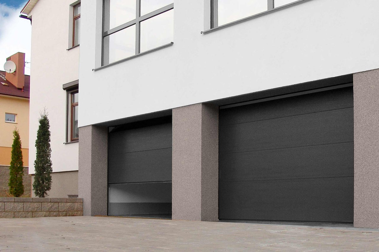 Porte de garage sur une maison moderne