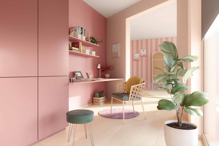 Helles Arbeitszimmer mit Schreibtisch, Stuhl, Hocker und Regalen an der Wand