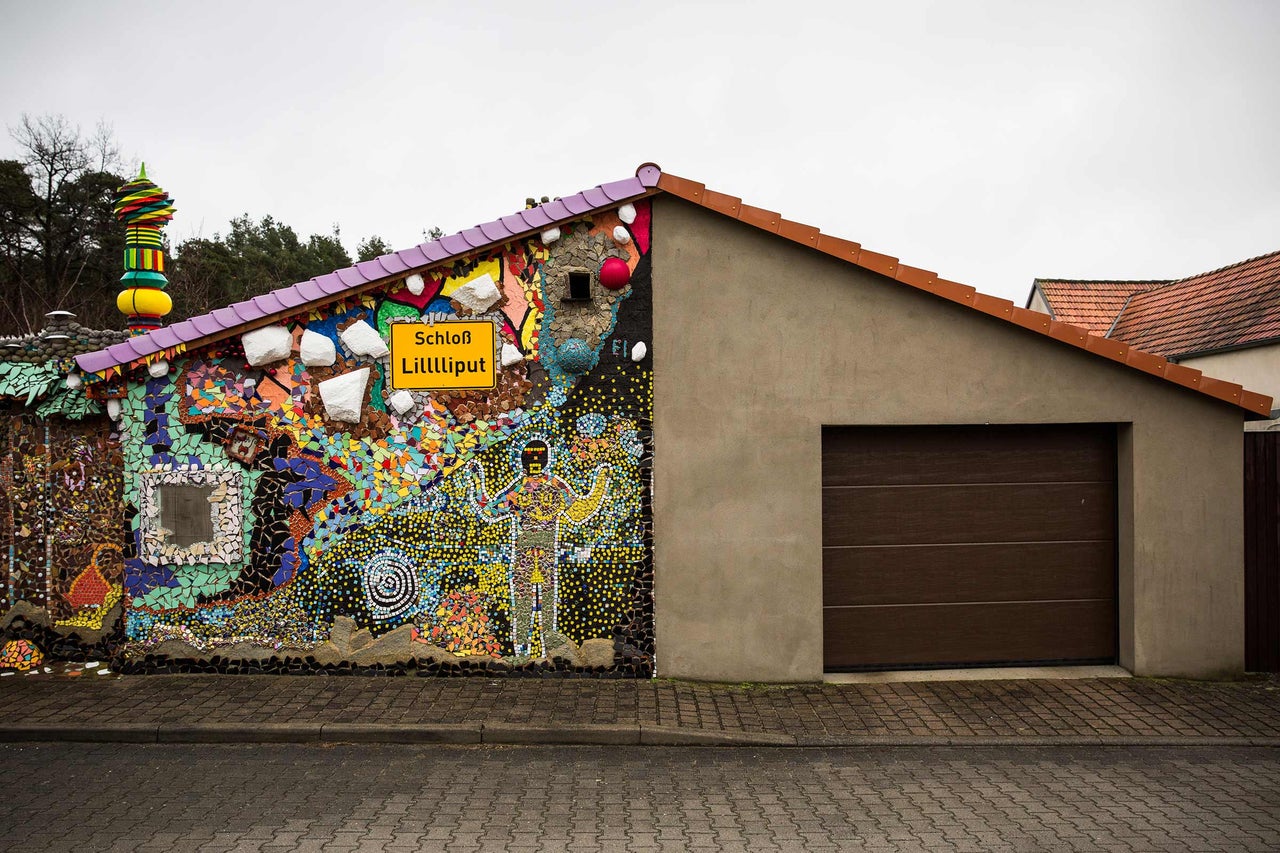 Façade de maison avec mur en mosaïque et garage