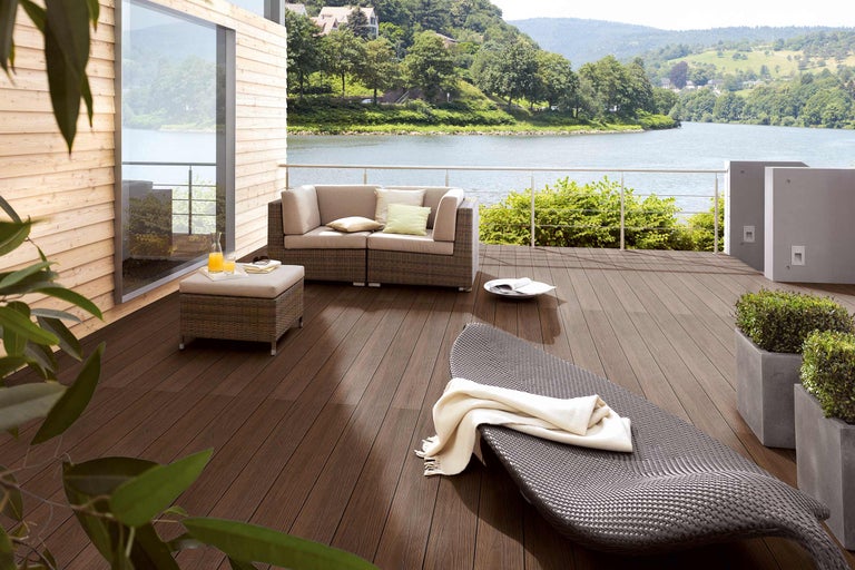 Terrasse avec mobilier de salon et vue sur le lac