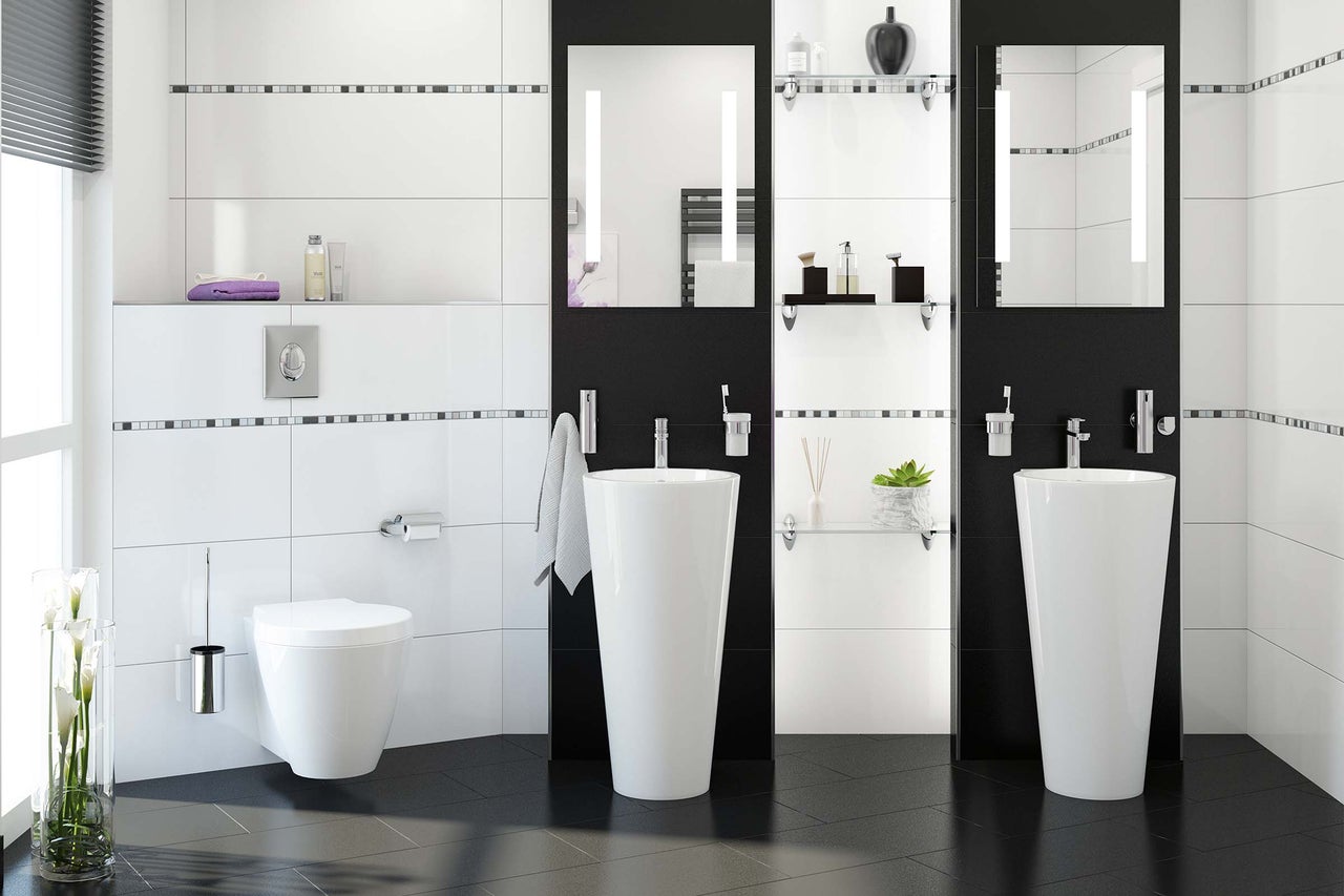Modernes Badezimmer mit weißen Fliesen, schwarzen Akzenten, Waschtischen und Spiegeln