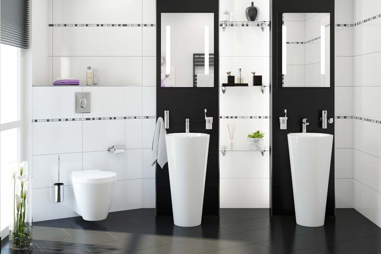 Modernes Badezimmer mit weißen Fliesen, schwarzen Akzenten, Waschtischen und Spiegeln