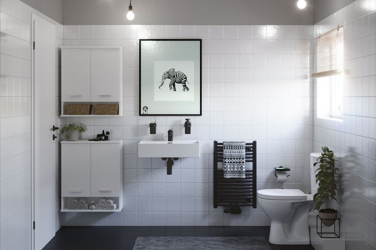Salle de bain avec meubles blancs, toilettes, lavabo et décorations