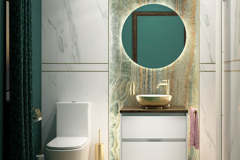 Badezimmer mit Toilette, Waschtisch mit rundem Spiegel und Dekoration