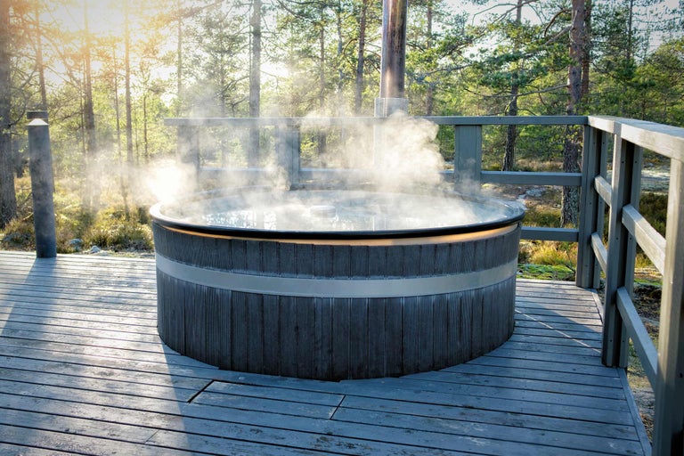 Bain nordique chauffé au bois avec de l'eau fumante à l'extérieur