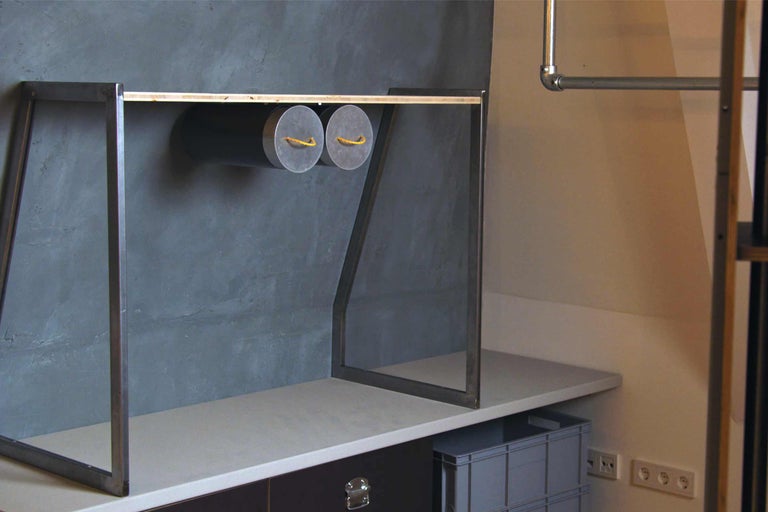 Intérieur avec étagère métallique et deux récipients cylindriques