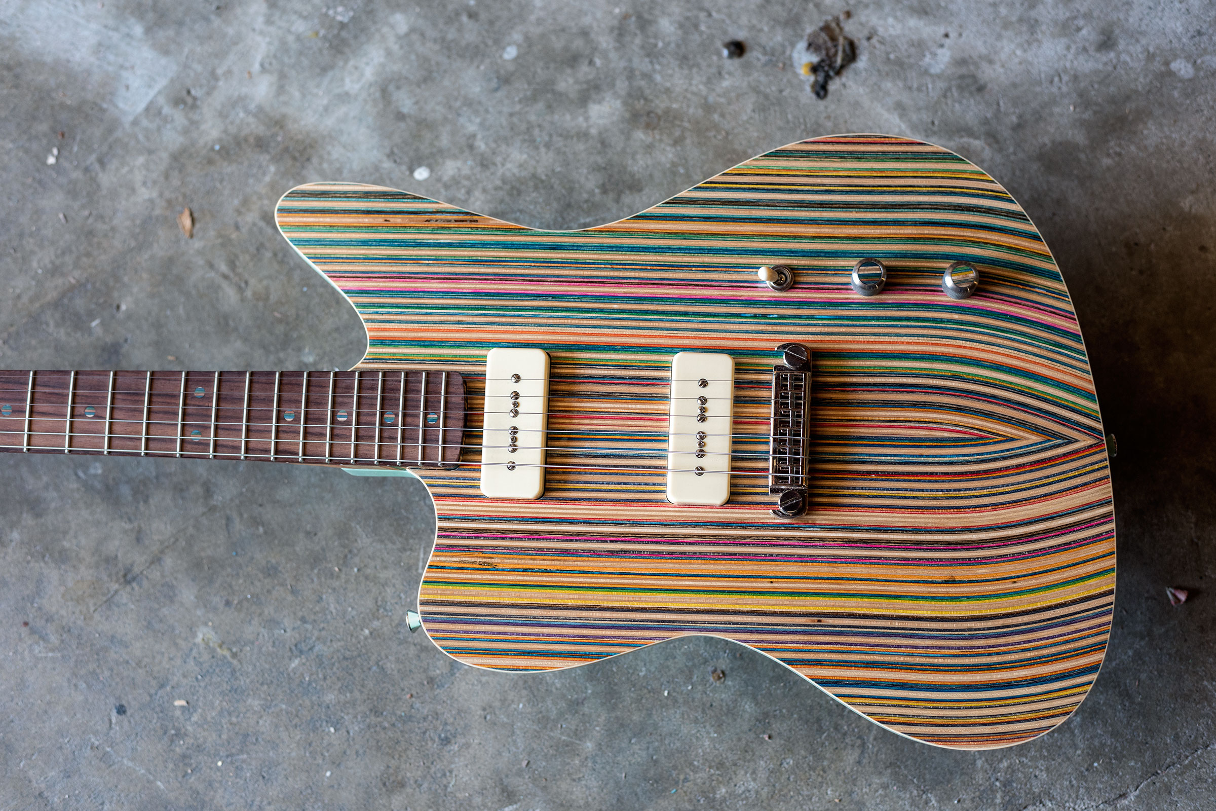 E-Gitarre mit Korpus aus Schichtholz