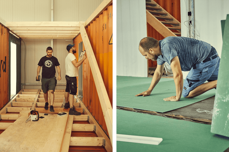 Deux hommes construisent un conteneur en bois et posent des plaques d'isolation vertes.